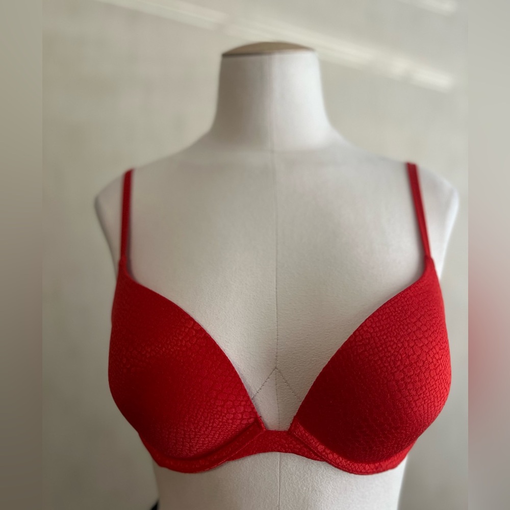 Victoria’ Secret Very Sexy Plunge Bra, 32D Orange/Red underwire.